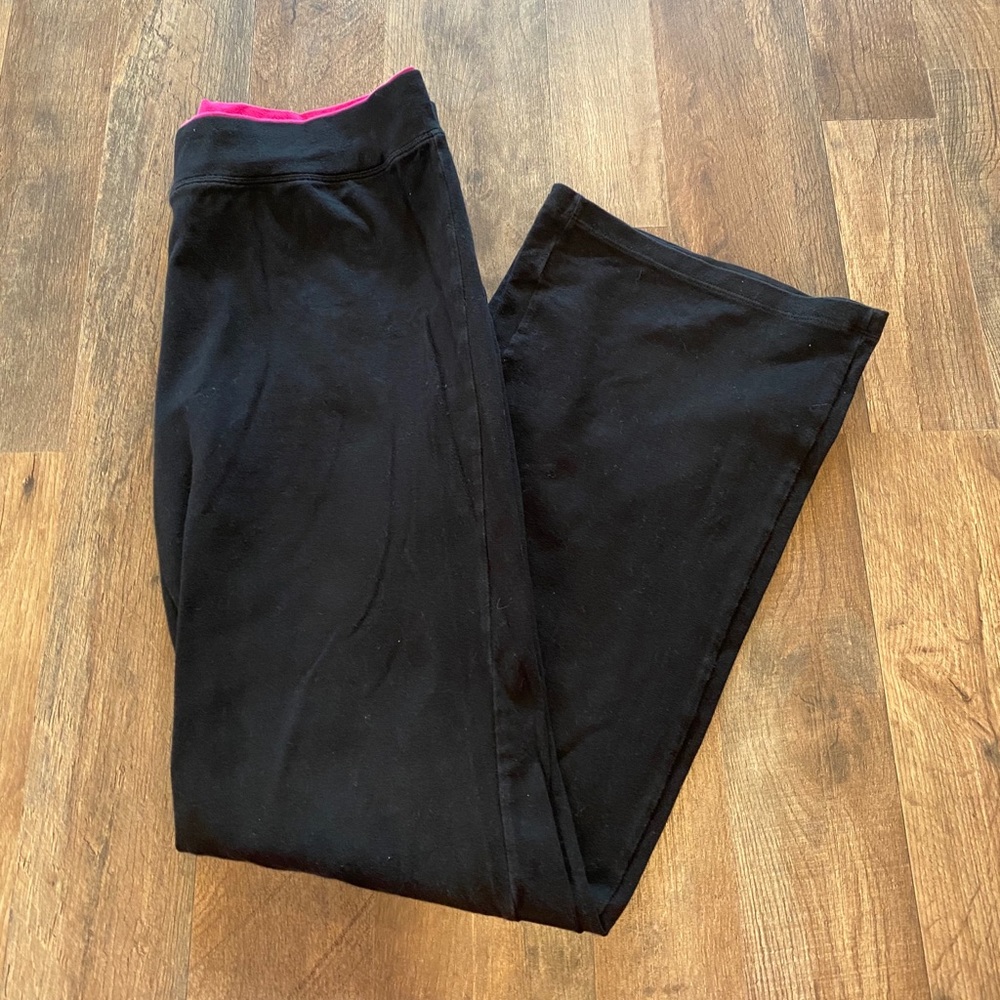 Women’s black yoga pants